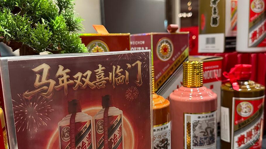 In China trinkt man bei besonderen Anlässen gern Hochprozentiges. Beim Neujahrsempfang in Hamburg zum beginnenden Jahr des Pferdes gab es Moutai.