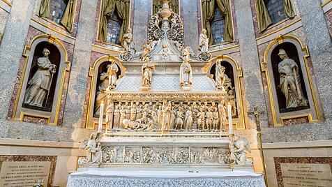 Das Grab des heiligen Dominikus in der nach ihm benannten Basilika in Bologna.