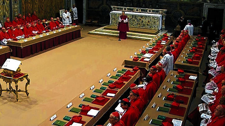 Stilvoll weist Zeremonienmeister Marini (Mitte) die Nichtwahlberechtigten vor die Tür