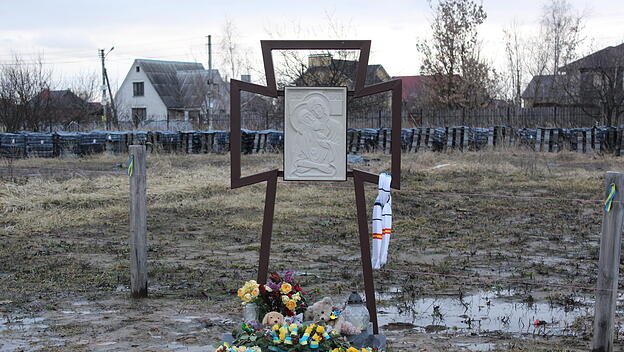 Butscha:  Massengrab erinnert an die brutalen Massaker,  denen auch Kinder zum Opfer fielen.