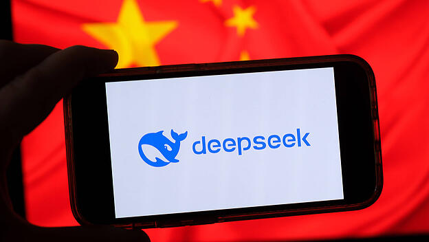 Mobiltelefon mit dem Logo des chinesischen KI -Chatbot Deepseek