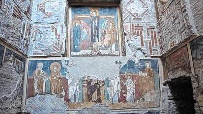 Blick in Teile des rechten Seitenschiffs mit der Darstellung &bdquo;Jesus am Kreuz",