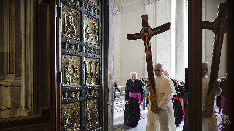 Papst Leo XIV. tr&auml;gt das Heilig-Jahr-Jubil&auml;umskreuz