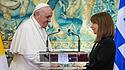 Begrüßung von Papst Franziskus durch Katerina Sakellaropoulou, Präsidentin von Griechenland,