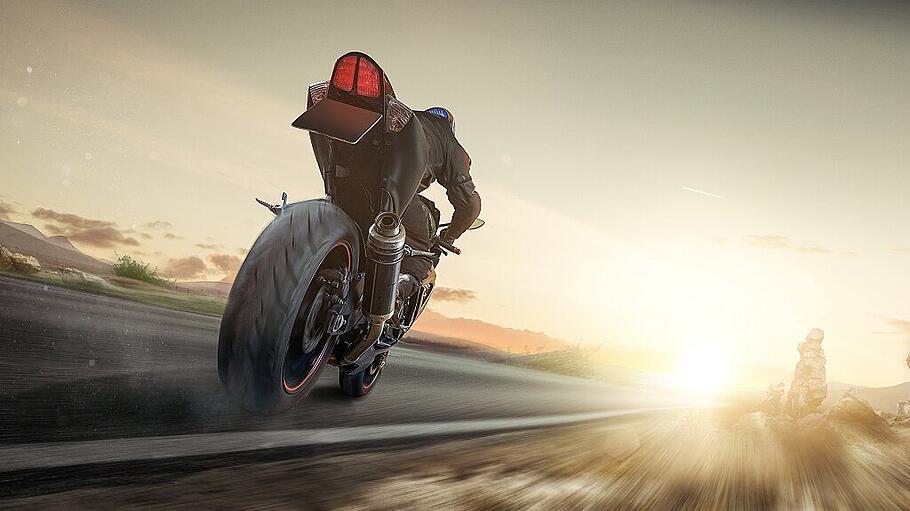 Motorrad fährt in den Sonnenuntergang