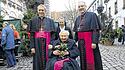 Blumen für den Jubilar Prälat Georg Ratzinger