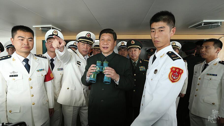 Chinas Staatschef Xi Jinping bei einer Visite beider Marine