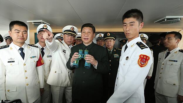 Chinas Staatschef Xi Jinping bei einer Visite beider Marine