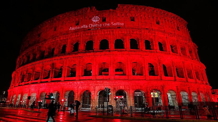 Kolosseum in Rom rot angestrahlt