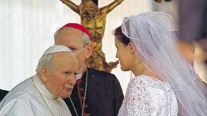 Papst Johannes Paul II mit einer Braut