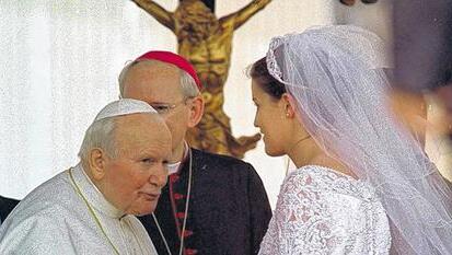 Papst Johannes Paul II mit einer Braut