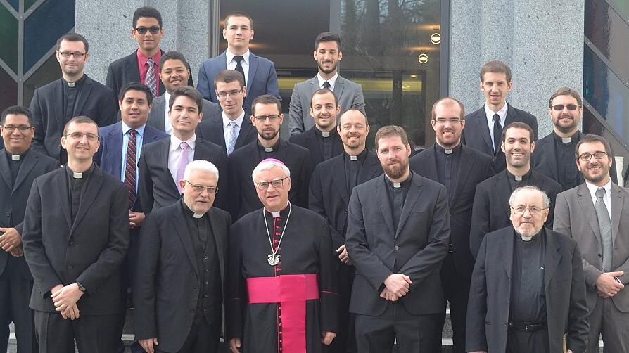 Erzbischof Heiner Koch mit Mitgliedern des Seminars "Redemptoris Mater"