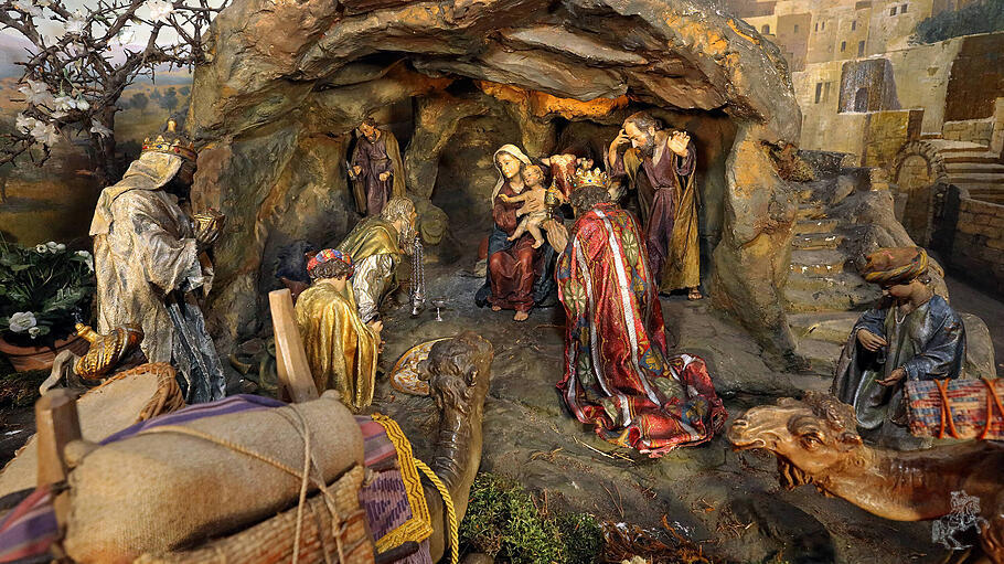 Die heiligen drei Könige huldigen dem Jesuskind.