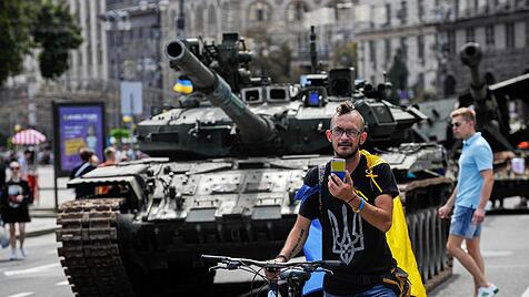 Ukraine-Krieg - Zerstörte russische Militärausrüstung in Kiew