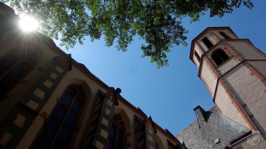 In der Liebfrauenkirche in Frankfurt findet die Jugendmesse zum Gebet für die Weltsynode statt.