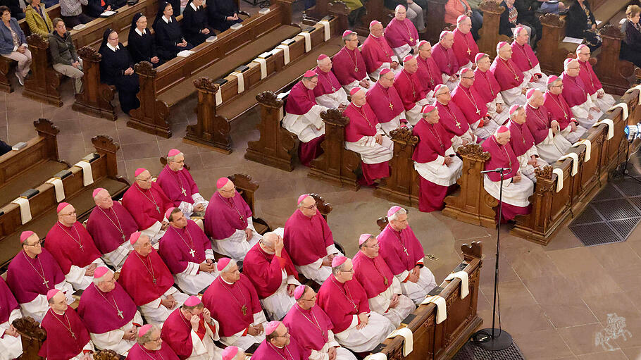 Bischöfe beim Eröffnungsgottesdienst zur Herbst-Vollversammlung der Deutschen Bischofskonferenz im Dom zu Fulda 2024.