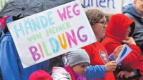 Demonstranten bei der Demo gegen Schulschließungen in Hamburg