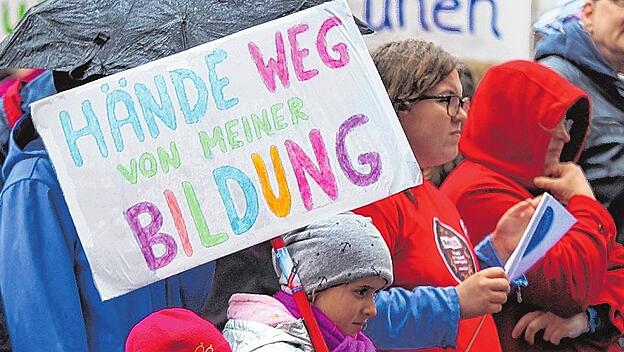 Demonstranten bei der Demo gegen Schulschlie&szlig;ungen in Hamburg