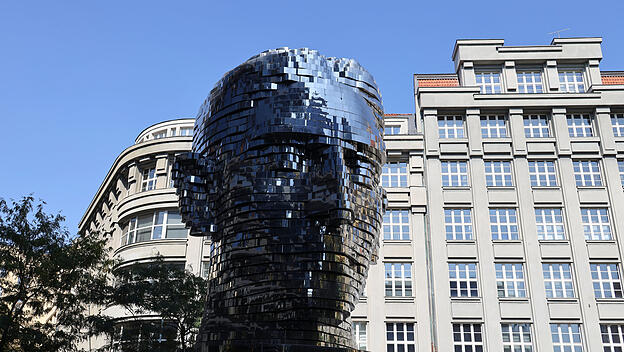 Der Kopf Franz Kafkas. Im September 2023 in der Prager Innenstadt aufgestellte Skulptur.