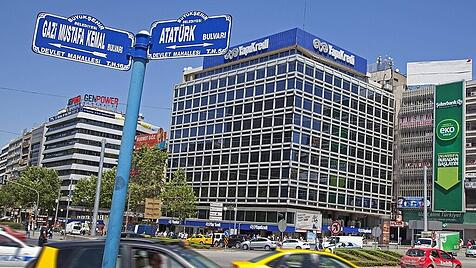 Gelbe Taxis auf dem Atatürk Boulevard in der Stadt Ankara, Türkei, Asien *** Yellow Taxis at the Atatürk Boulevard in th