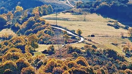 Blick zurück auf den Jakobsweg vom O Cebreiro-Pass an der Grenze zu Galicien.