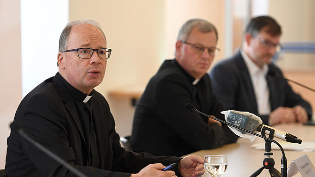 Trierer Bischof Ackermann informiert über die Zukunft der geplanten Pfarreireform.