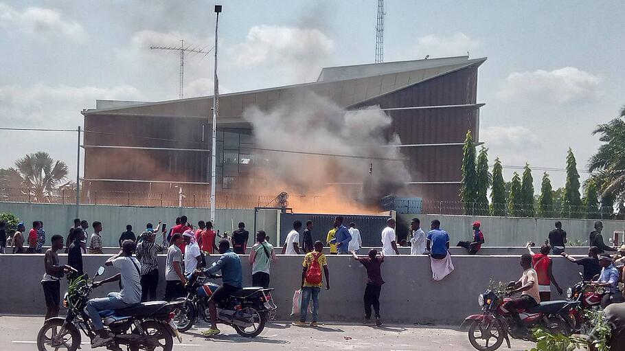 Brennende Reifen vor dem Eingang der belgischen Botschaft in Kinshasa, Kongo