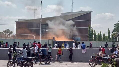 Brennende Reifen vor dem Eingang der belgischen Botschaft in Kinshasa, Kongo