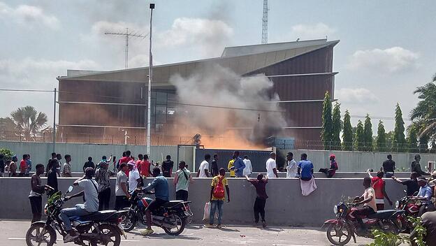 Brennende Reifen vor dem Eingang der belgischen Botschaft in Kinshasa, Kongo