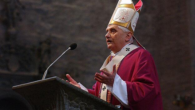Ratzinger führt durch seine Schriften in die Heiligkeit der Eucharistie und dadurch sogar zum Glauben.