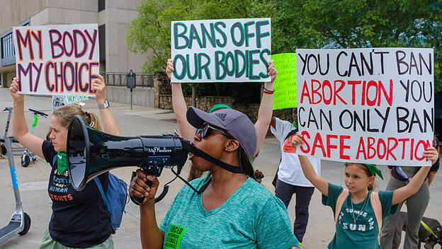 USA: Abtreibungsbefürworter halten Schilder hoch.