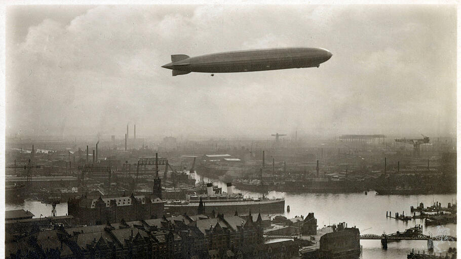Graf Zeppelin fliegt über den Hamburger Flughafen.