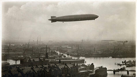 Graf Zeppelin fliegt über den Hamburger Flughafen.