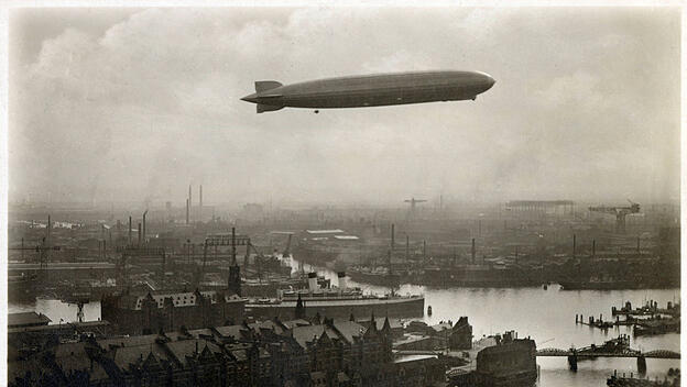 Graf Zeppelin fliegt über den Hamburger Flughafen.