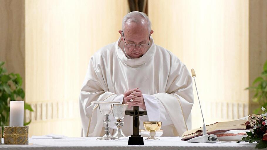 Papst Franziskus feiert im Vatikan die heilige Messe.