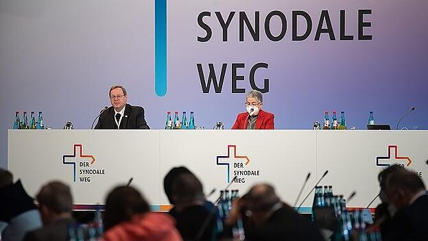 Stetter-Karp und Bischof Bätzing bei der dritten Synodalversammlung