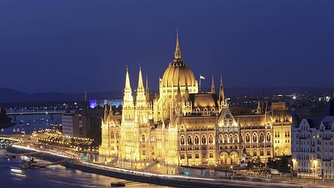 Blick auf das ungarische Parlament in Budapest