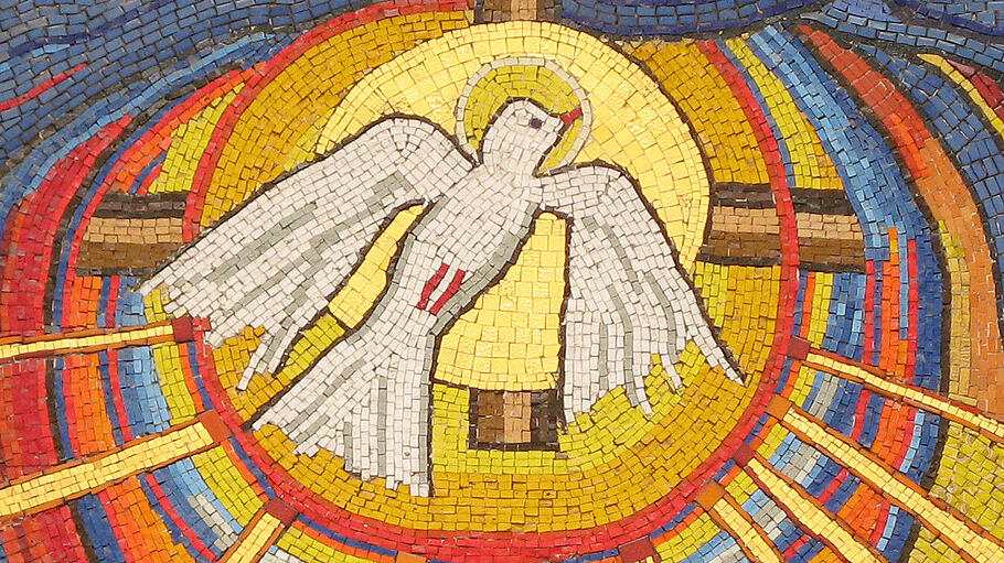 Mosaik über dem Hauptportal der Pfarrkirche Dreimal Wunderbare Muttergottes