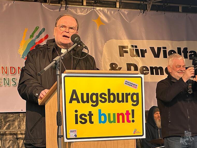 Augsburgs Bischof Bertram Meier auf der Demo am Samstag