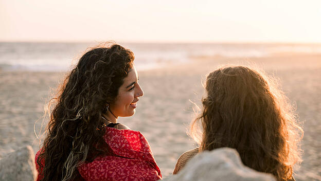 Zwei Frauen am Strand