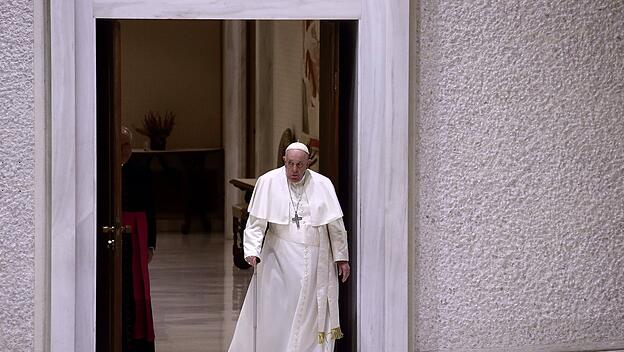 Papst Franziskus übt deutliche Kritik am Synodalen Weg der Kirche in Deutschland.
