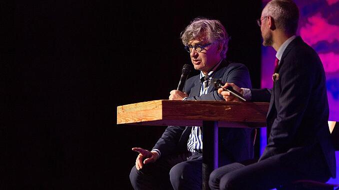 Wim Wenders stellte auf der SCHÖN-Konferenz seinen neuen Film über Papst Franziskus vor