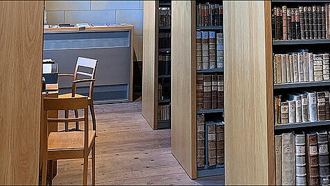 Blick in die Historische Kirchenbibliothek in der Barther Marienkirche
