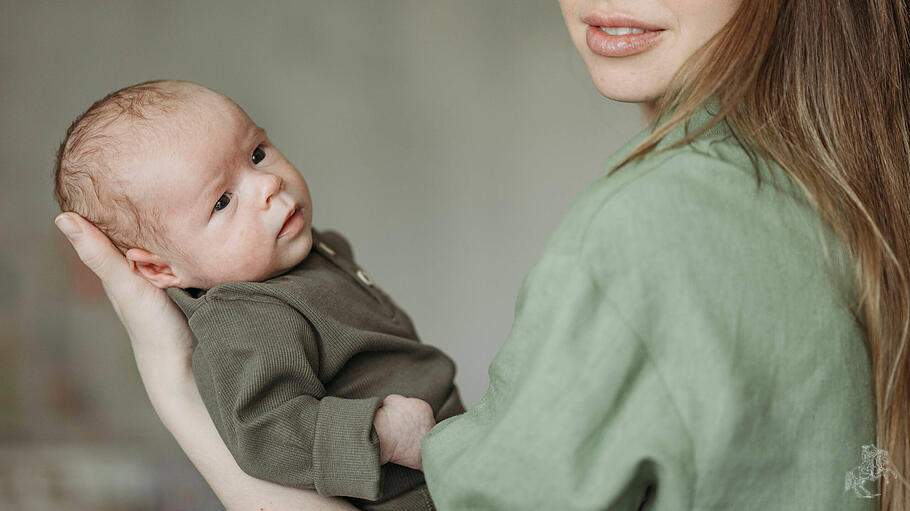 Mutter hält Baby im Arm