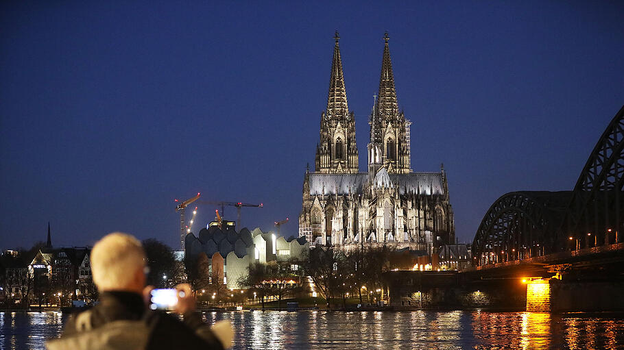 Blick auf den angestrahlten Kölner Dom