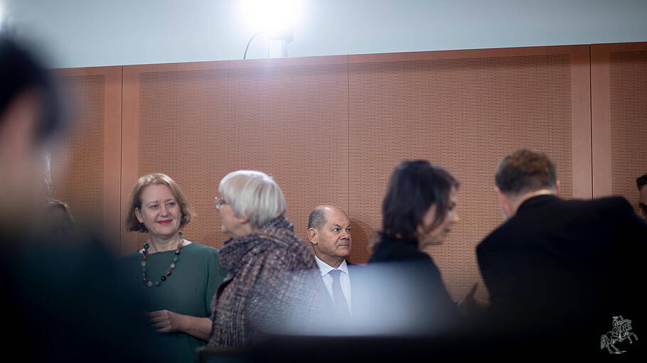 Annalena Baerbock, Olaf Scholz und Lisa Paus in einem Meeting