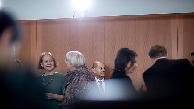 Annalena Baerbock, Olaf Scholz und Lisa Paus in einem Meeting