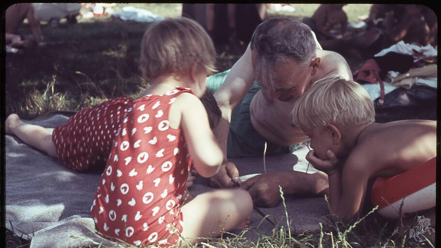 Kindheit GER Aufnahme ca 1950 Kindheit spielen auf der Wiese zusammen mit dem Vater *** Childhoo