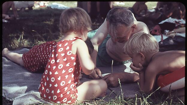 Kindheit GER Aufnahme ca 1950 Kindheit spielen auf der Wiese zusammen mit dem Vater *** Childhoo