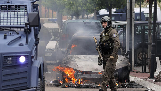 News Themen der Woche KW21 News Bilder des Tages Clashes between ethnic Serbs and Kosovo Police A Kosovo Police Special